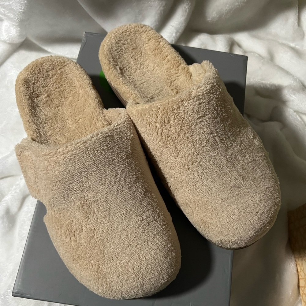 Vionic slippers NIB